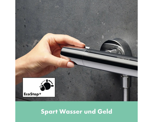 Nahaufnahme einer Hand, die einen verchromten Duschthermostat von Hansgrohe mit EcoStop+ Funktion bedient
