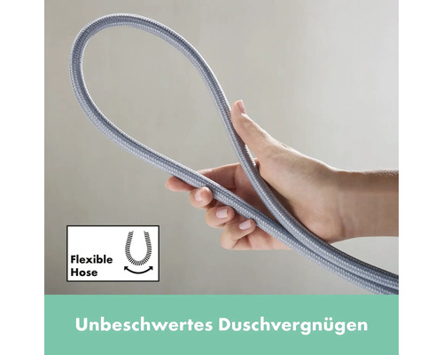 Flexible Duschschlauch wird von einer Hand gehalten