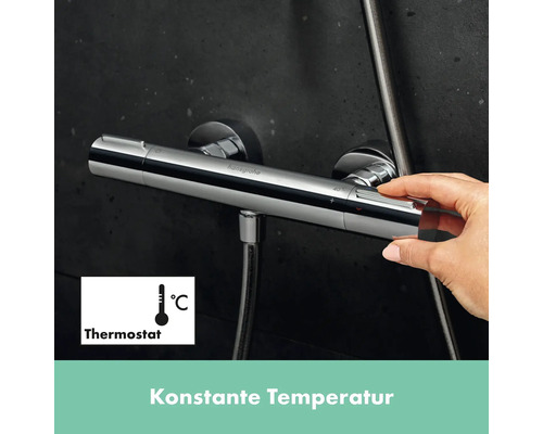 Nahaufnahme einer Hand, die einen Hansgrohe Thermostat für eine konstante Wassertemperatur einstellt.