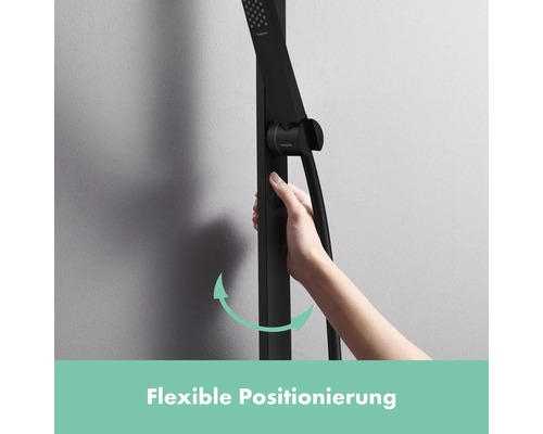 Hand verstellt eine Duschstange für flexible Positionierung im Badezimmer