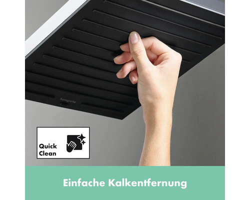 Hand reinigt Duschkopf mit Quick Clean Funktion