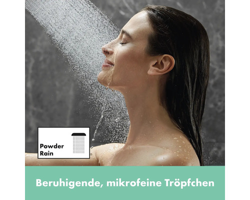 Frau unter der Dusche mit Powder Rain Duschkopf