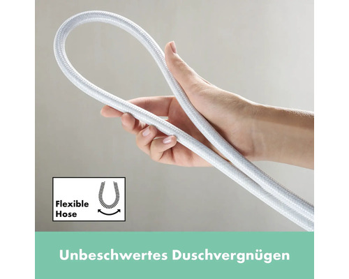 Flexible Brauseschlauch in der Hand