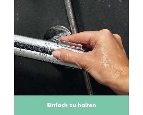 Eine Hand bedient einen Duschmischer zur Temperatureinstellung.
