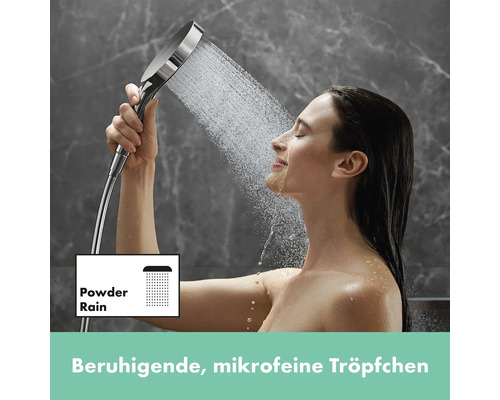 Frau nutzt Handbrause im Badezimmer