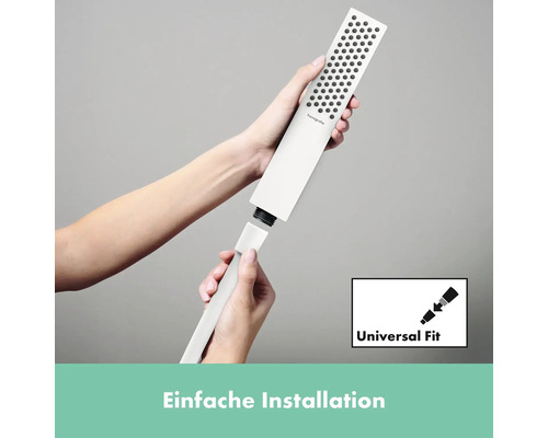 Eine Handbrause wird an einen Duschschlauch angeschlossen. Universal Fit Symbol.