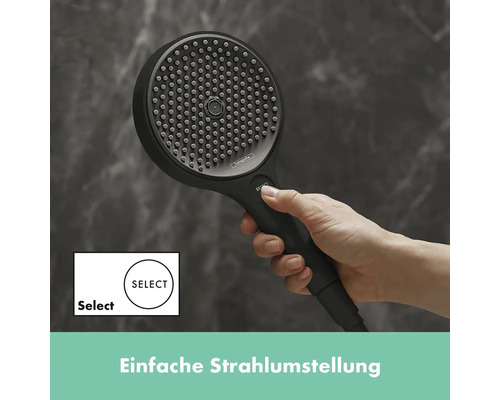 Schwarzer Handbrausekopf mit Select Taste in der Hand