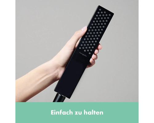 Eine Hand hält einen Hansgrohe Duschkopf