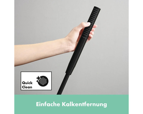 Hand hält eine schwarze Handbrause mit Quick Clean Symbol für einfache Kalkentfernung