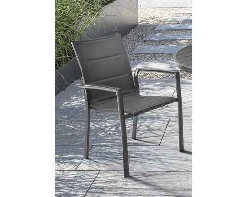 Gartenstuhl mit Armlehnen auf einer Terrasse