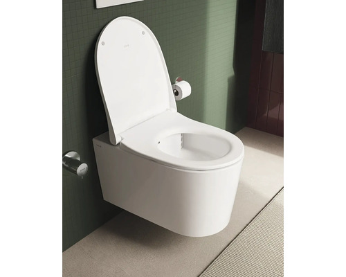 Wandhängendes Tiefspül-WC mit offenem Spülrand im Badezimmer.