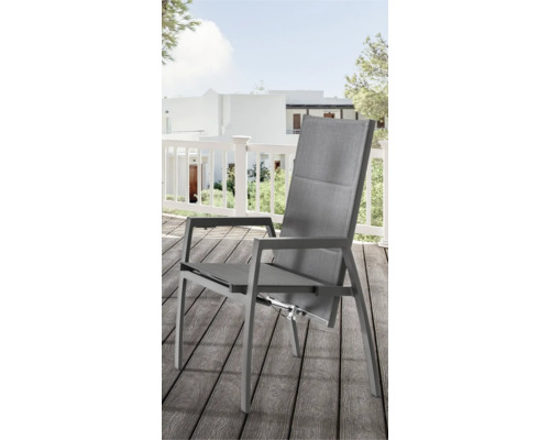 Gartenstuhl mit hoher Rückenlehne und Armlehnen auf einer Terrasse