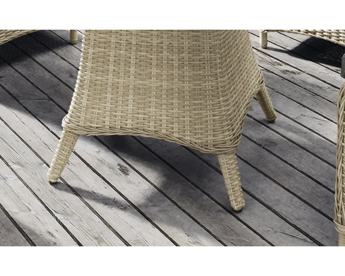 Detailansicht eines Rattansessels auf einer Holzterrasse