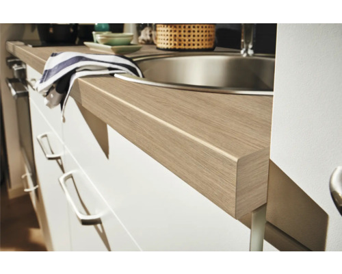 Küchenarbeitsplatte aus Holz mit Spüle auf weißen Unterschränken