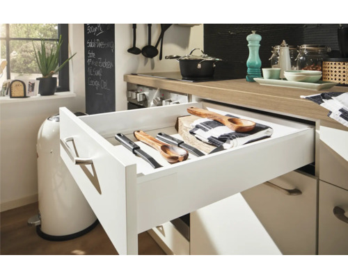 Geöffnete Küchenschublade mit Holzkochlöffeln und Messern