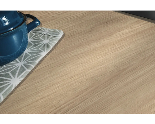 Küchenarbeitsplatte aus Holz mit Topf und Untersetzer