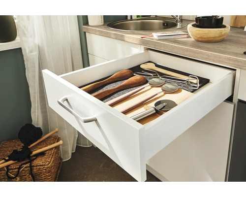 Küchenschublade mit Holzlöffeln, Pfannkuchenwender, Pizzaschneider und Servierlöffeln