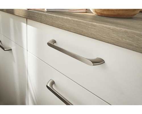 Küchenschrank mit Metallgriffen