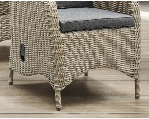 Detailansicht eines Rattansessels mit grauen Sitzkissen für den Außenbereich.