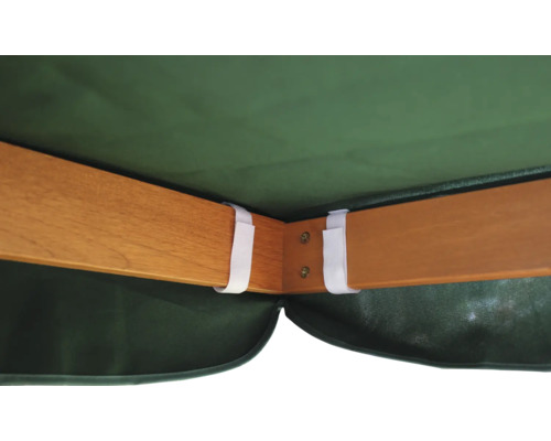 Detailansicht der Holzkonstruktion und des Stoffbezugs eines Sonnenschirms