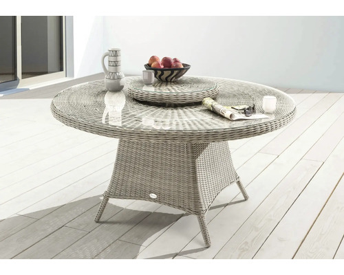 Runder Gartentisch aus Rattan mit Glasplatte und Dekoration