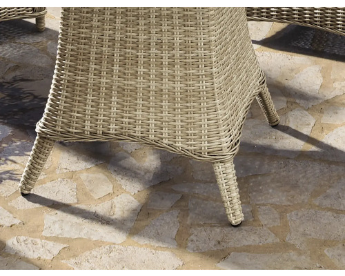 Detailansicht eines Korbsessels für den Außenbereich mit geflochtener Struktur