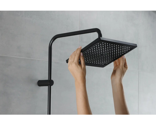 Brauseset mit Kopfbrause wird an der Wand montiert.