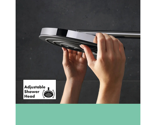 Eine Person hält einen verstellbaren Duschkopf