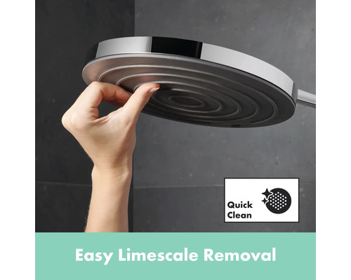 Hand die eine Duschbrause mit Antikalkfunktion reinigt