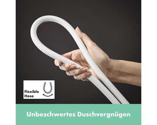 Eine Hand hält einen flexiblen Duschschlauch.