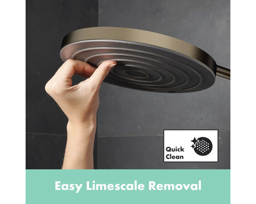 Hand hält Duschkopf zur einfachen Kalkentfernung