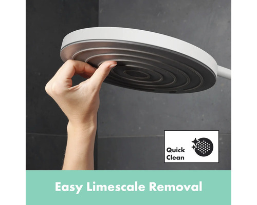 Hand, die Kalkablagerungen von einem Duschkopf entfernt, Symbol für schnelle Reinigung