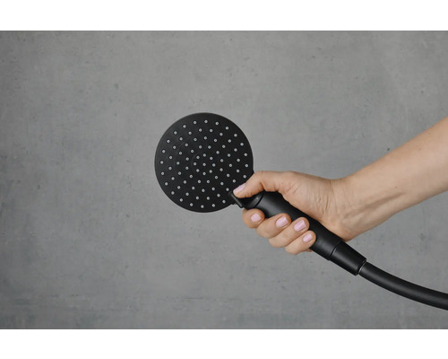 Eine Hand hält einen Duschkopf