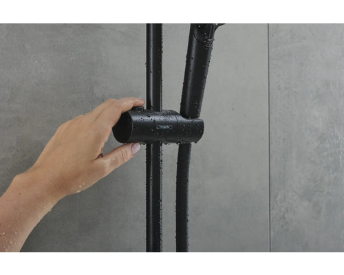 Hand an schwarzer Brausestange mit Hansgrohe Logo