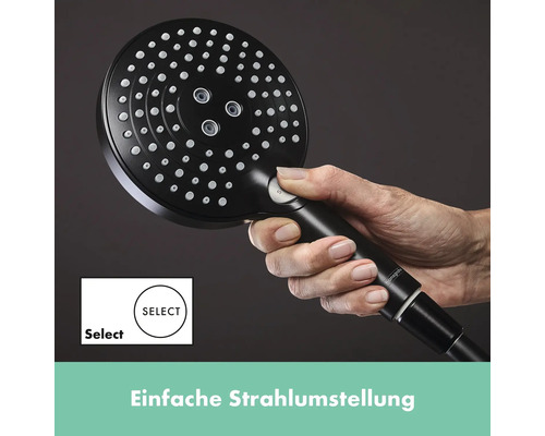 Handbrause mit Strahlartenumstellung wird von einer Hand gehalten.