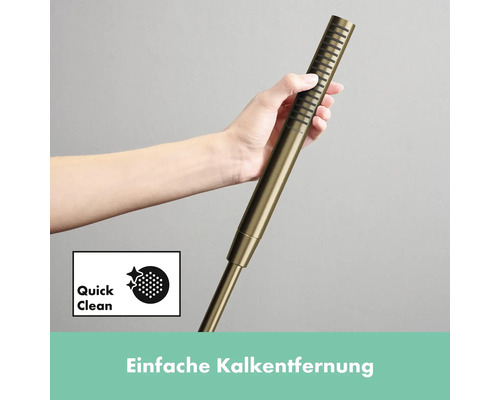 Handbrause mit Antikalkfunktion in der Hand gehalten