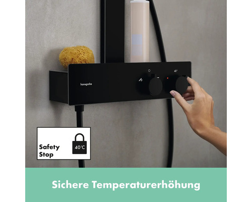 Nahaufnahme einer schwarzen Duscharmatur mit Thermostat und Bedienung durch eine Hand für sichere Temperaturerhöhung