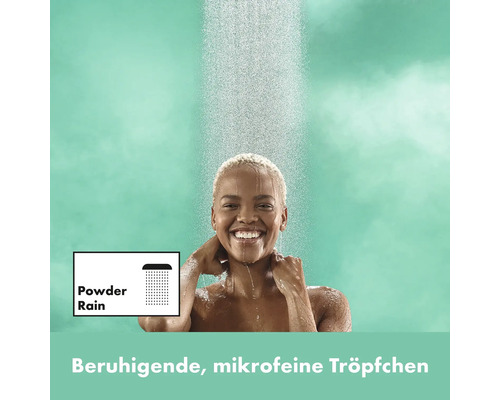 Frau duscht unter einer Brause mit Powder Rain Strahlart