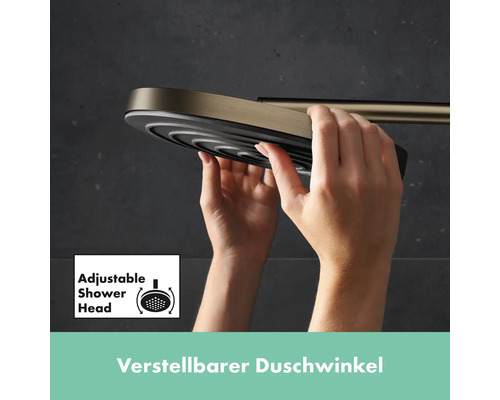 Duschkopf mit verstellbarem Duschwinkel in den Händen