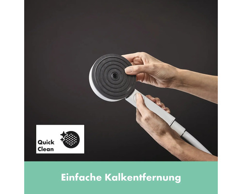 Handbrause mit Quick Clean Funktion zur einfachen Kalkentfernung wird von Händen gehalten