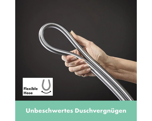 Eine Person hält einen flexiblen Duschschlauch
