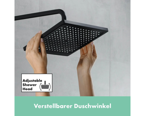 Verstellbarer Duschkopf wird von Händen gehalten.