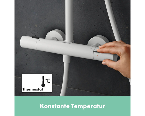 Aufnahme einer Hand, die die Temperatur an einem weißen Hansgrohe Thermostat einstellt.