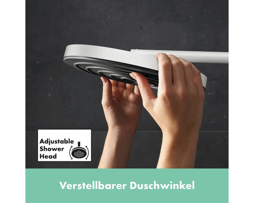 Person justiert Duschkopf