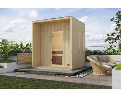 Außensauna aus Holz mit Glastür und kleinen Fenstern im Garten