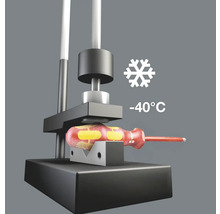 Schraubendreher in einer Vorrichtung mit einem Schneeflockensymbol und der Aufschrift minus 40 Grad Celsius