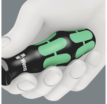 Ein Schraubendreher mit speziellem Griff wird in einer Hand gehalten.