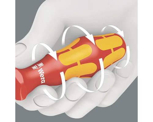 Eine Hand hält einen Schraubendreher der Marke Wera mit einem Griff, der ergonomische Merkmale aufweist, die durch Pfeile hervorgehoben werden.