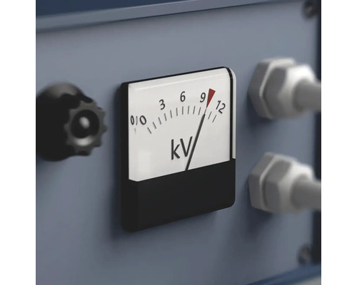 Detailansicht eines Voltmeters zur Messung von Kilovolt