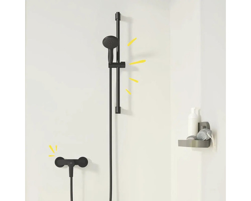 Duschstangenset mit Handbrause, Brauseschlauch und Ablage für Duschutensilien an der Wand